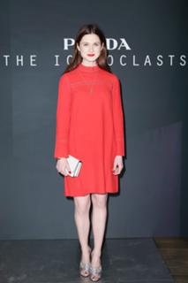 Bonnie Wright feet photo thumbnail