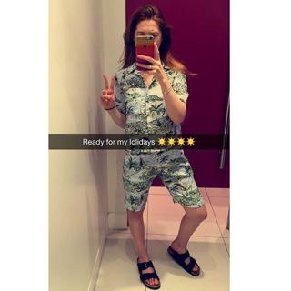 Bonnie Wright feet photo thumbnail