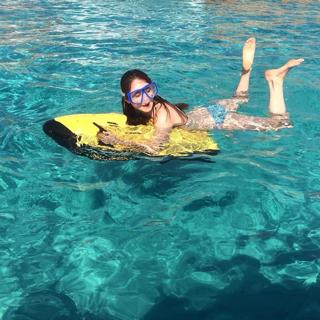 Bonnie Wright feet photo thumbnail