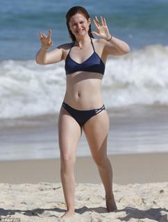 Bonnie Wright feet photo thumbnail