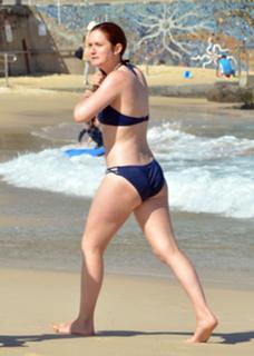 Bonnie Wright feet photo thumbnail