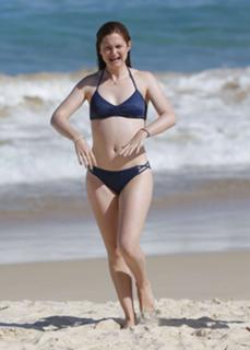 Bonnie Wright feet photo thumbnail