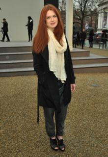 Bonnie Wright feet photo thumbnail