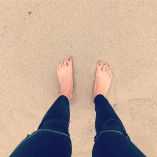 Bonnie Wright feet photo thumbnail