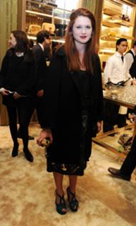 Bonnie Wright feet photo thumbnail