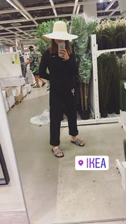 Bonnie Wright feet photo thumbnail
