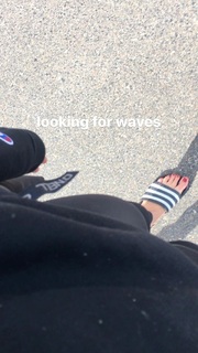Bonnie Wright feet photo thumbnail