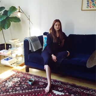 Bonnie Wright feet photo thumbnail