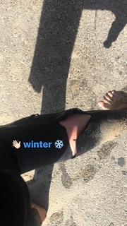 Bonnie Wright feet photo thumbnail