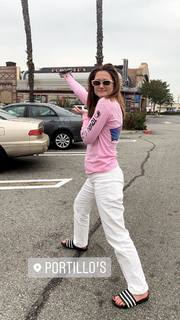 Bonnie Wright feet photo thumbnail