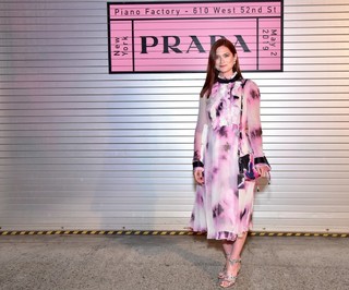 Bonnie Wright feet photo thumbnail