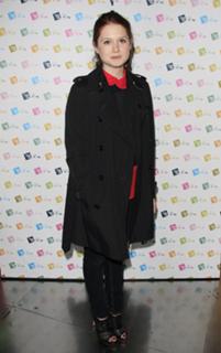 Bonnie Wright feet photo thumbnail