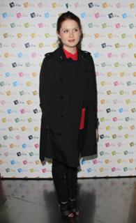 Bonnie Wright feet photo thumbnail