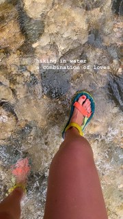 Bonnie Wright feet photo thumbnail