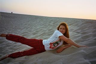 Bonnie Wright feet photo thumbnail