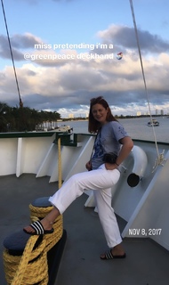 Bonnie Wright feet photo thumbnail