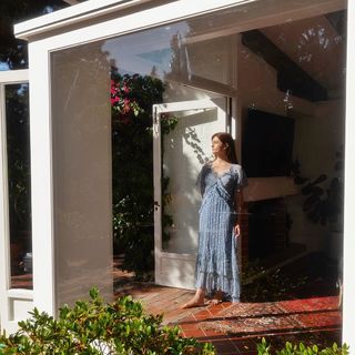 Bonnie Wright feet photo thumbnail