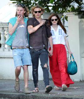 Bonnie Wright feet photo thumbnail