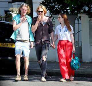 Bonnie Wright feet photo thumbnail