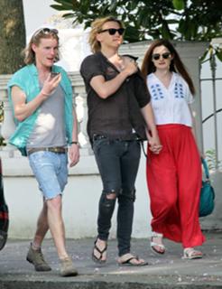 Bonnie Wright feet photo thumbnail