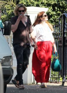 Bonnie Wright feet photo thumbnail