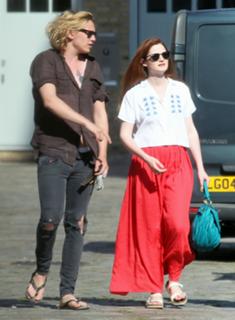 Bonnie Wright feet photo thumbnail