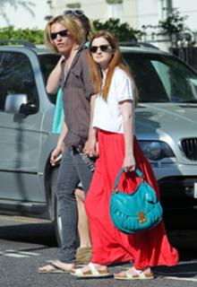 Bonnie Wright feet photo thumbnail