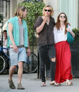 Bonnie Wright feet photo thumbnail