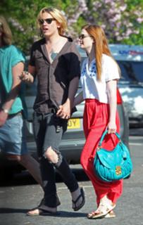 Bonnie Wright feet photo thumbnail
