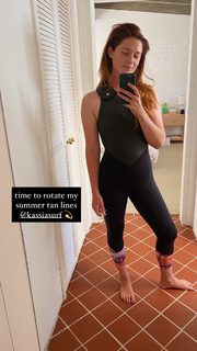 Bonnie Wright feet photo thumbnail
