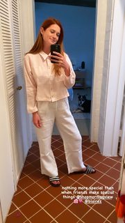 Bonnie Wright feet photo thumbnail