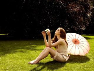 Bonnie Wright feet photo thumbnail