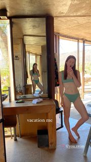 Bonnie Wright feet photo thumbnail