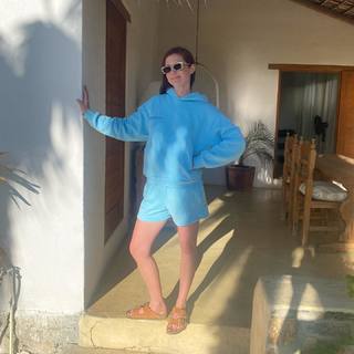 Bonnie Wright feet photo thumbnail