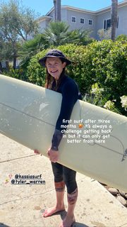 Bonnie Wright feet photo thumbnail