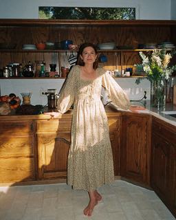 Bonnie Wright feet photo thumbnail