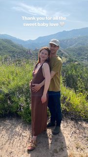 Bonnie Wright feet photo thumbnail