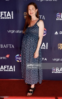 Bonnie Wright feet photo thumbnail