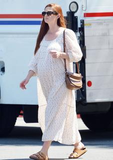 Bonnie Wright feet photo thumbnail