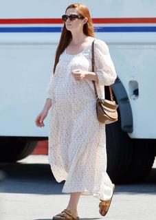 Bonnie Wright feet photo thumbnail