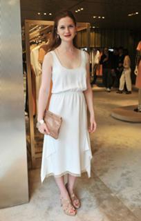 Bonnie Wright feet photo thumbnail