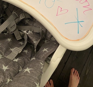 Bonnie Wright feet photo thumbnail