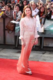 Bonnie Wright feet photo thumbnail