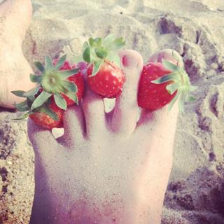 Bonnie Wright feet photo thumbnail