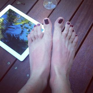 Bonnie Wright feet photo thumbnail