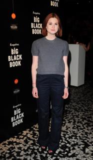 Bonnie Wright feet photo thumbnail
