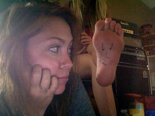 Brandi Cyrus feet photo 16