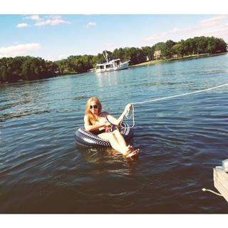 Brandi Cyrus feet photo 8