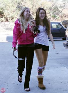 Brandi Cyrus feet photo 8