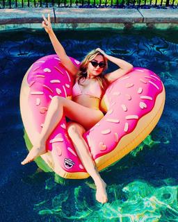 Brandi Cyrus feet photo 17